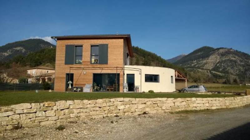 Maison bois à Die avec baradge et crépis