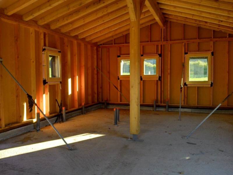 Vue de la charpente et des murs ossature bois