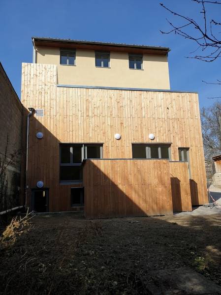 Restructuration d'une maison en bureau à Crest pour Terre de liens