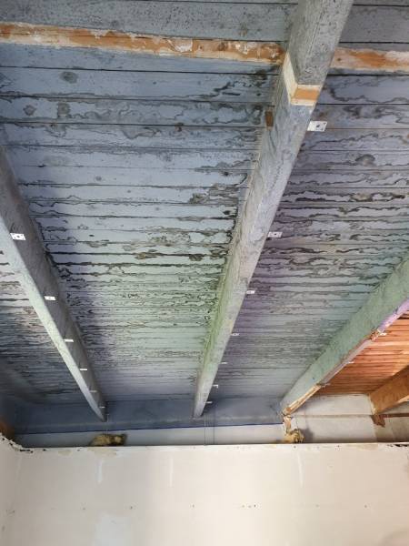 Plafond et poutres avant travaux