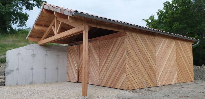 Structure en bois avec poratil coulissant