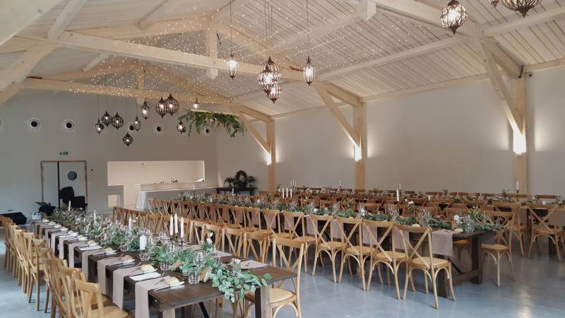 La salle de réception finie à Mirabel avec le plafond au rubio