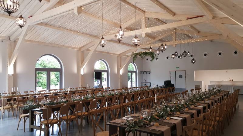 Salle décorée pour un mariage à Mirabel et blacons