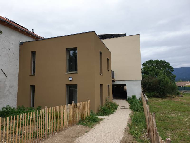 Logement avec 2 niveaux en ossature bois finition crépis