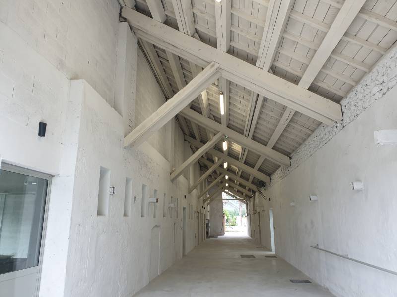 Passage couvert entre l'usine et les logements