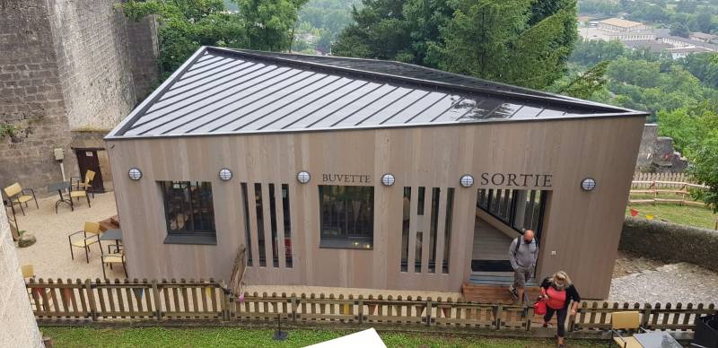 Façade en baardage bois et toiture zinc du bâtiment