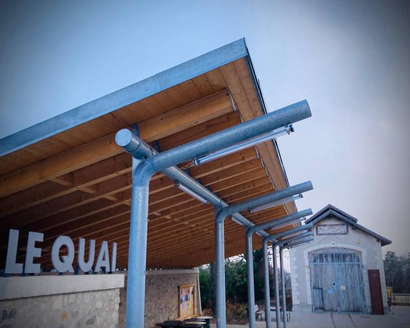 Construction d'un auvent public en bois avec bloc sanitaire à Chatillon en Diois