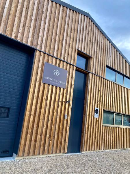 Construction d'un bâtiment professionnel en ossature bois à Aouste sur Sye en Drôme avec bardage bois