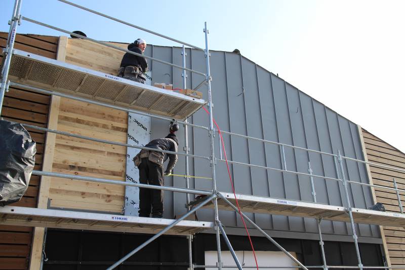 Pose du joint debout en zinc