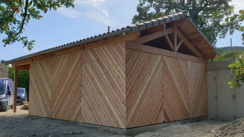 Bardage douglas à claire voie et incliné