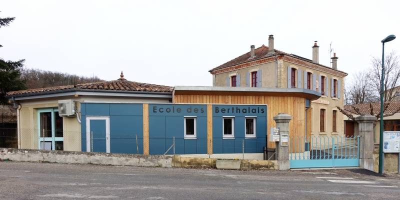 Lettre découpée pour le nom de l'école