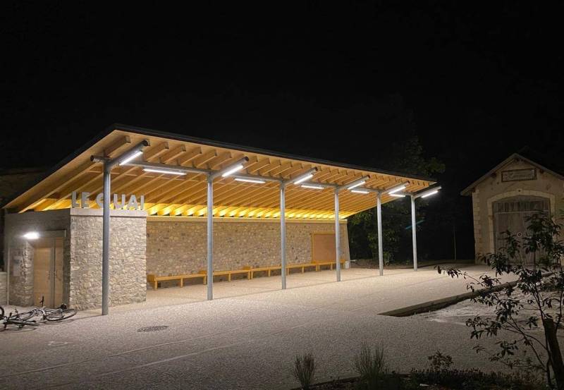Construction d'un auvent public en bois avec bloc sanitaire à Chatillon en Diois
