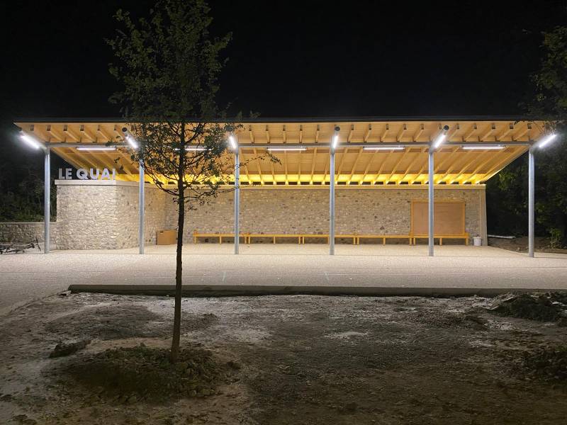 Construction d'un auvent public en bois avec bloc sanitaire à Chatillon en Diois