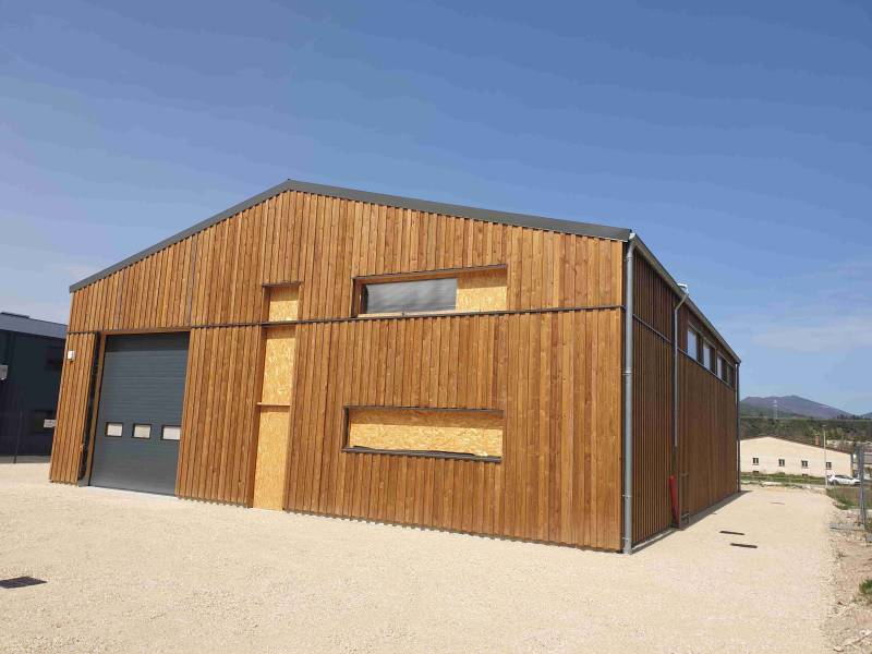 Bâtiment comprenant atelier et bureau