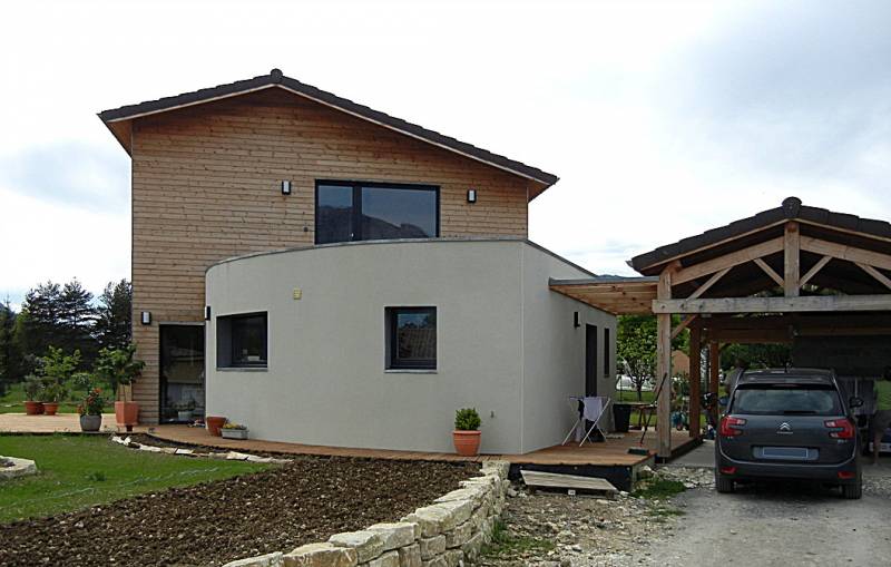 Mur cintré crépis et garage avec charpente traditionnelle