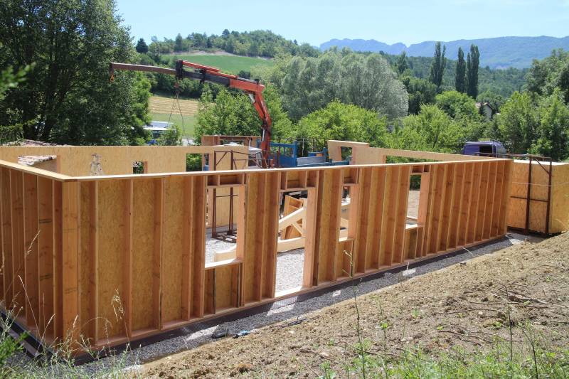 Pose des murs ossature bois à Piegros