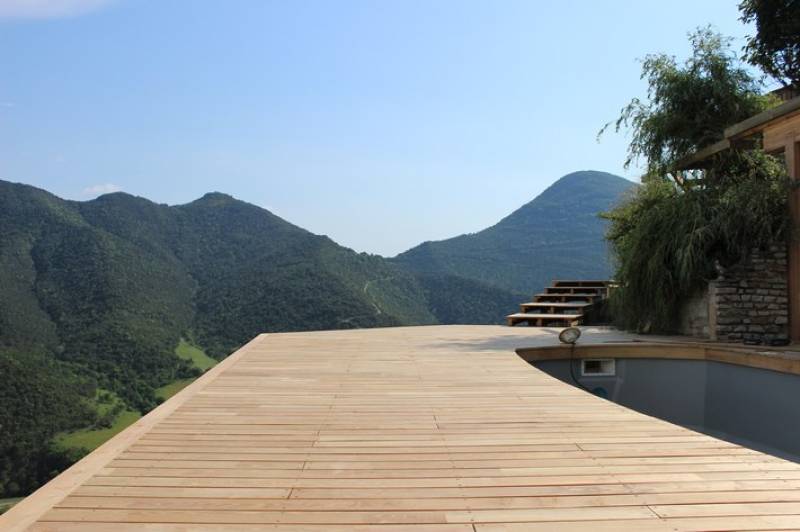 Terrasse autour de la piscine